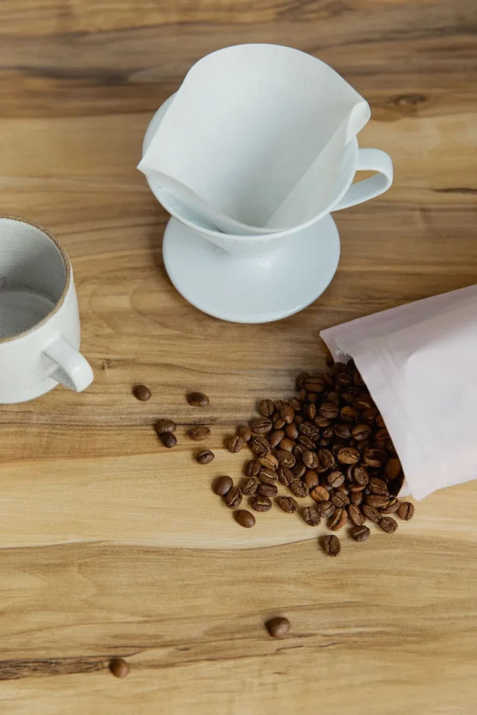 Kaffeebohnen mit Pour-over-Dripper – Koffeinvergleich zwischen Kaffee und Matcha