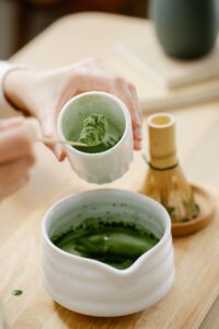Matcha Latte Rezept: Einfach selber machen, heiß und iced