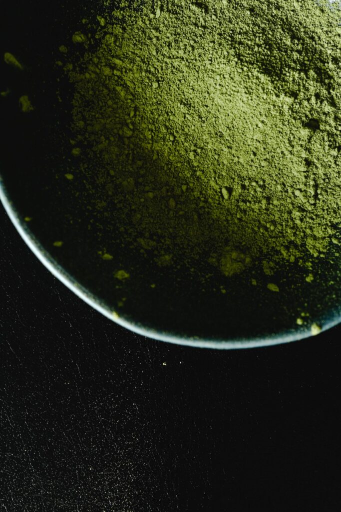 Extreme Nahaufnahme von Matcha-Pulver in einer Schale – samtige Textur, intensives Grün