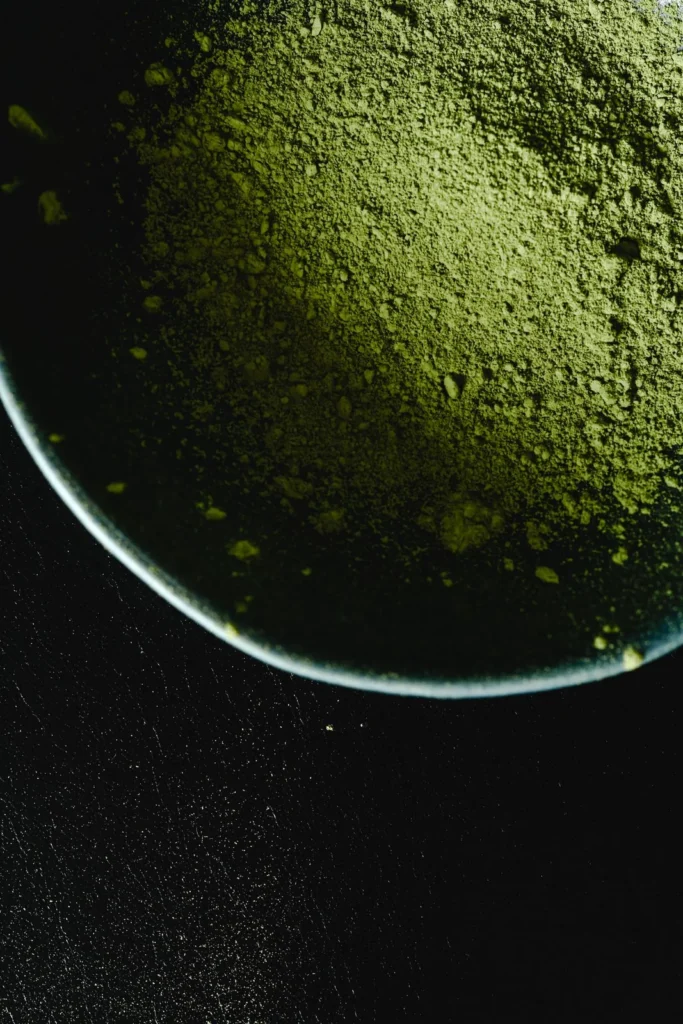 Extreme Nahaufnahme von Matcha-Pulver in einer Schale – samtige Textur, intensives Grün