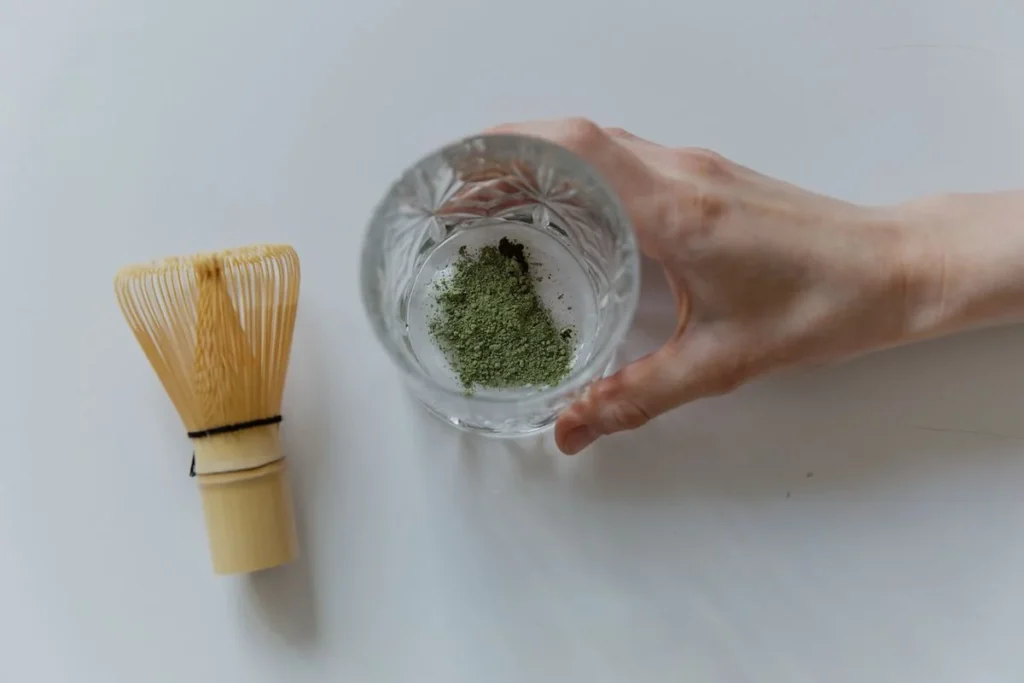 Matcha-Pulver von oben in einer Keramikschale – intensiv grün, fein gemahlen