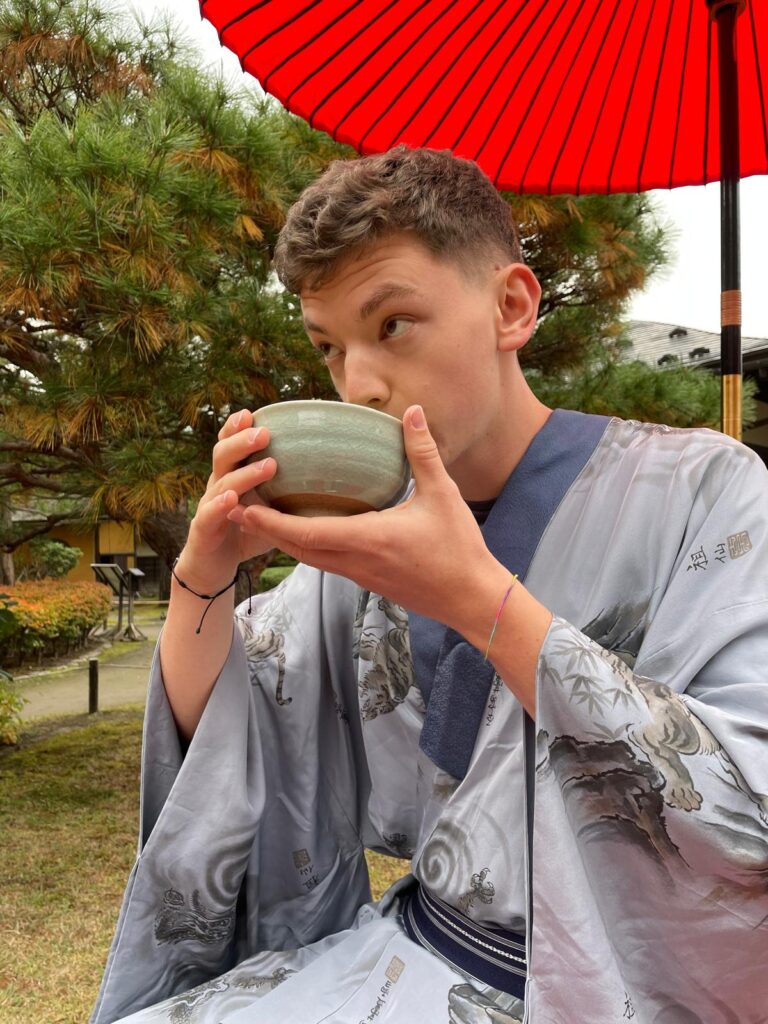 Sensei Tomaso trinkt Matcha in einem japanischen Garten